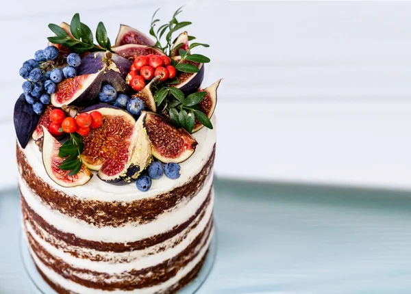 Прекрасный праздничный торт с инжиром и черникой — стоковое фото