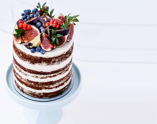 Прекрасный праздничный торт с инжиром и черникой — стоковое фото