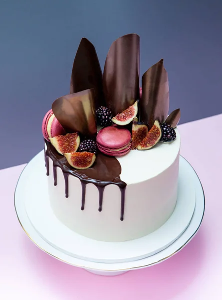 蛋糕装饰巧克力波、 粉红色玛卡龙与新鲜无花果 — 图库照片