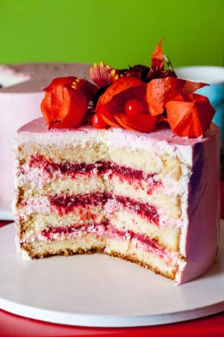 Vanilya Çilekli pasta dilimlenmiş