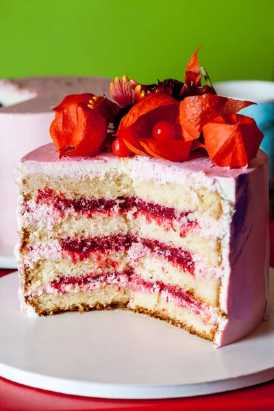 Vanilya Çilekli pasta dilimlenmiş