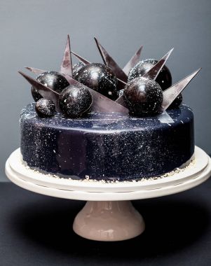 Kara kozmik cake çikolata topları ile dekore edilmiştir. 