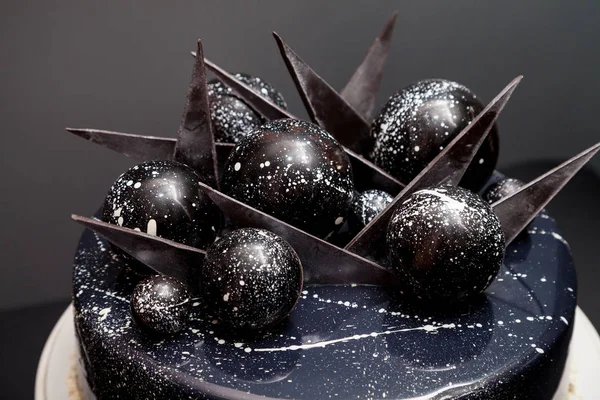 黒宇宙ケーキ チョコレート ボールで飾られて — ストック写真