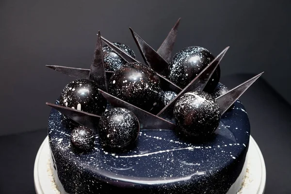 黒宇宙ケーキ チョコレート ボールで飾られて — ストック写真
