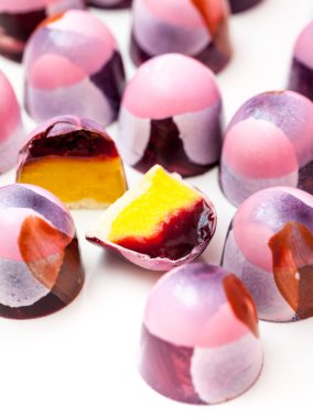 Beyaz bir arka plan üzerinde bonbon şeker tatlı çikolata el boyalı.