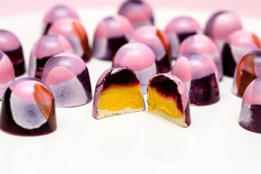 Beyaz bir arka plan üzerinde bonbon şeker tatlı çikolata el boyalı.