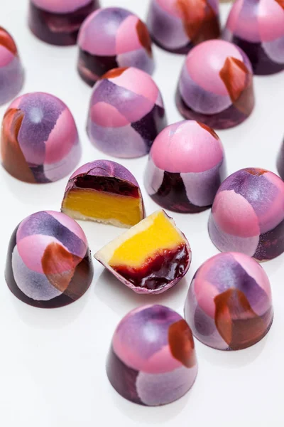 Beyaz bir arka plan üzerinde bonbon şeker tatlı çikolata el boyalı.