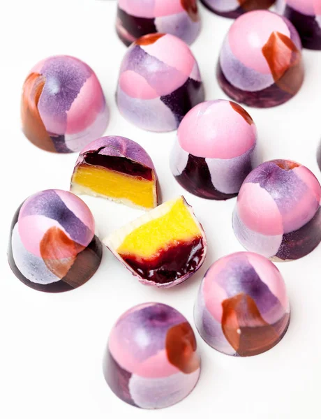 Beyaz bir arka plan üzerinde bonbon şeker tatlı çikolata el boyalı.