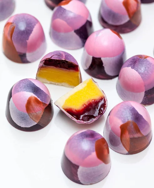 Beyaz bir arka plan üzerinde bonbon şeker tatlı çikolata el boyalı.