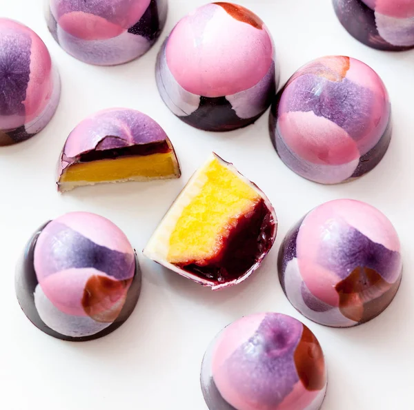 Beyaz bir arka plan üzerinde bonbon şeker tatlı çikolata el boyalı.