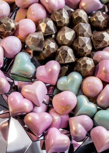 Şeker kalpler bonbon yansıtılmış bir arka plan üzerinde closeup — Stok fotoğraf