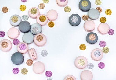 Pastel renkli macaron çerezleri köpüklü dekorasyonu ile. Beyaz izole