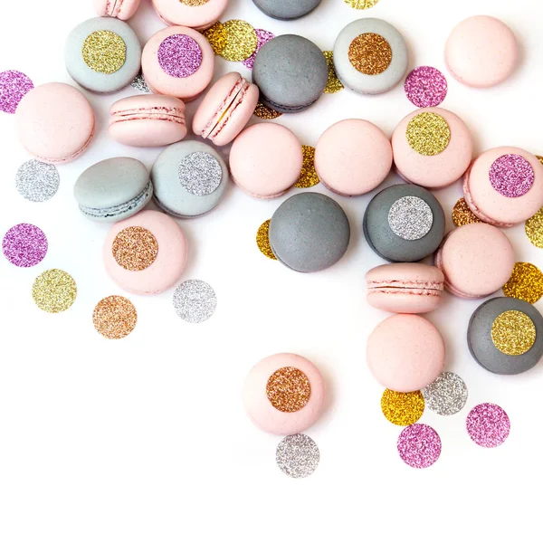 Biscuits au macaron couleur pastel avec décoration scintillante. Isolé sur blanc — Photo