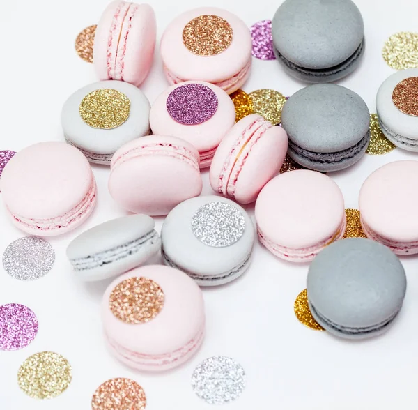 Biscuits au macaron couleur pastel avec décoration scintillante. Isolé sur blanc — Photo