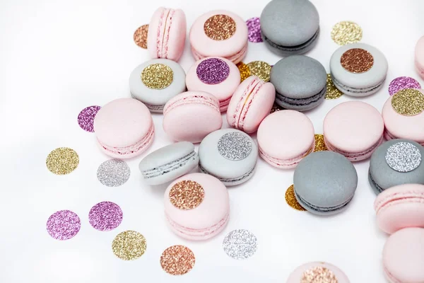 Biscuits au macaron couleur pastel avec décoration scintillante. Isolé sur blanc — Photo