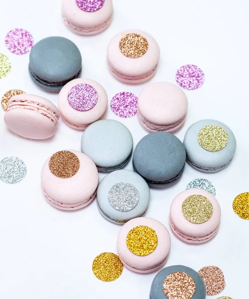 Biscuits au macaron couleur pastel avec décoration scintillante. Isolé sur blanc — Photo