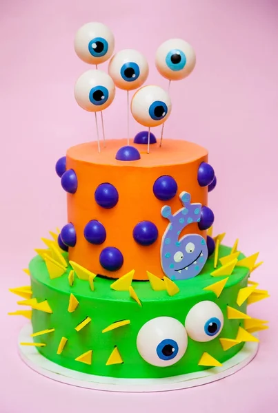 子供たちが創造的なモンスター 2 階層型ケーキ — ストック写真