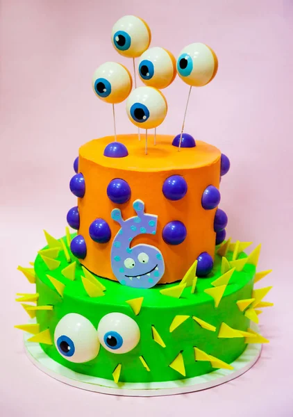 子供たちが創造的なモンスター 2 階層型ケーキ — ストック写真