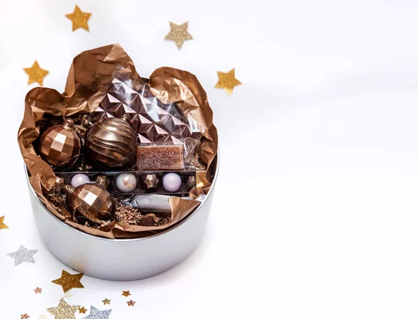 Çikolatalı şeker topları bir Hediyelik gümüş kutu içinde Noel el boyalı — Stok fotoğraf
