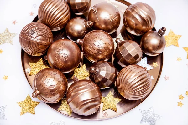 Beyaz Bir Arka Plan Üzerinde Noel Altın Çikolata Topları — Stok fotoğraf
