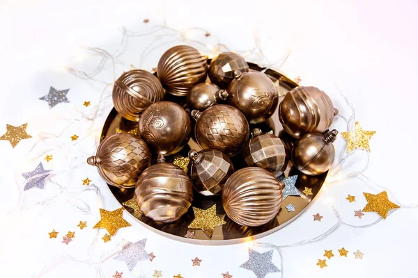 Beyaz Bir Arka Plan Üzerinde Noel Altın Çikolata Topları — Stok fotoğraf