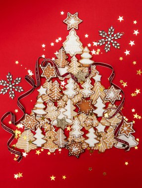 Tatil dekorasyon ile Noel kurabiye ağacı. Kırmızı bir arka plan