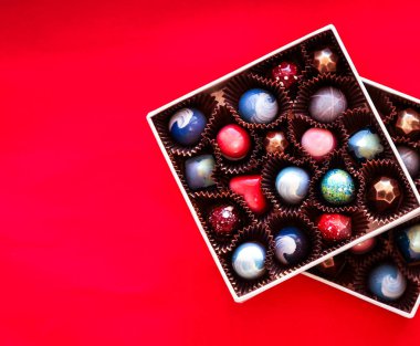 Çikolata el boyalı bir hediye kutuları içinde bonbon şeker