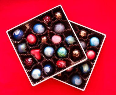 Çikolata el boyalı bir hediye kutuları içinde bonbon şeker