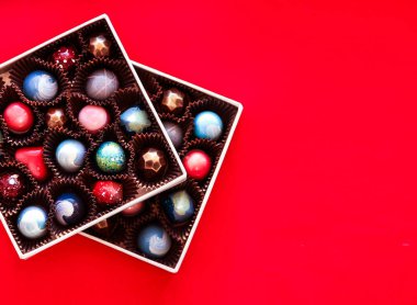 Çikolata el boyalı bir hediye kutuları içinde bonbon şeker