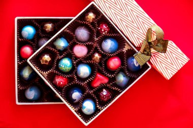 Çikolata el boyalı bir hediye kutuları içinde bonbon şeker