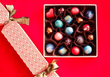 Çikolata el boyalı bir hediye kutuları içinde bonbon şeker