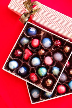 Çikolata el boyalı bir hediye kutuları içinde bonbon şeker