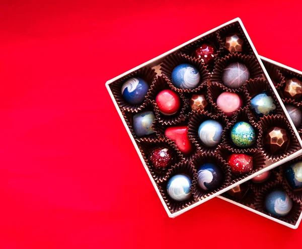 Çikolata el boyalı bir hediye kutuları içinde bonbon şeker