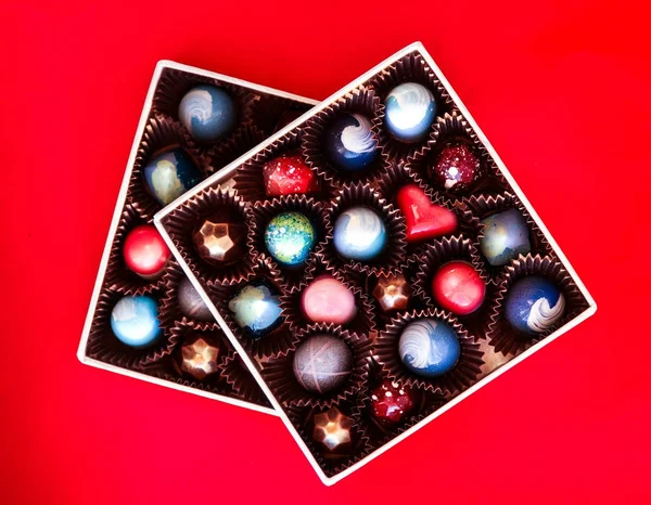 Çikolata el boyalı bir hediye kutuları içinde bonbon şeker