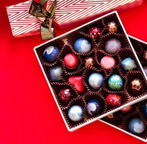 Çikolata el boyalı bir hediye kutuları içinde bonbon şeker
