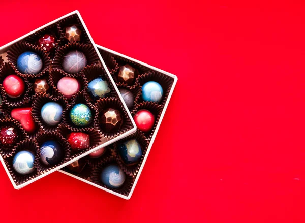 Çikolata el boyalı bir hediye kutuları içinde bonbon şeker