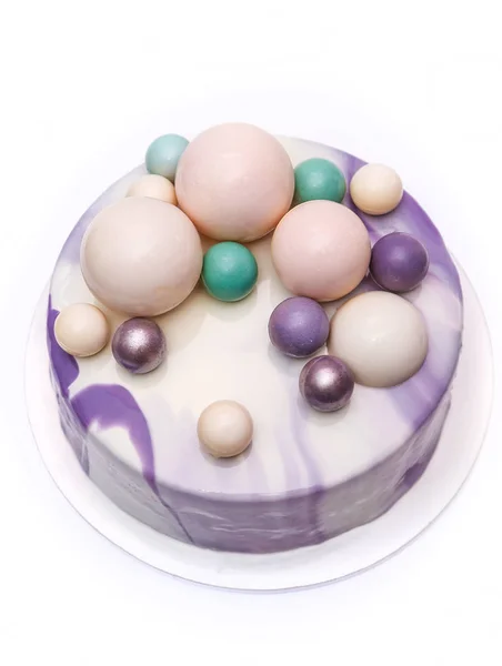 チョコレートのボールで飾られた紫のムースケーキ — ストック写真