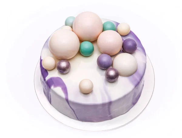 チョコレートのボールで飾られた紫のムースケーキ — ストック写真