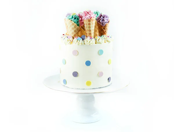 白い背景にアイス クリーム コーン ケーキ — ストック写真