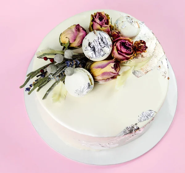 Mousse Cake Decorated Macaron Roses Pink Background — Stock Photo, Image