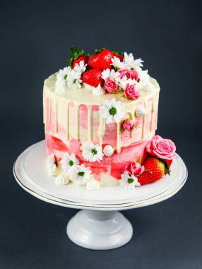 Bir beyaz pasta stand Çilekli pasta