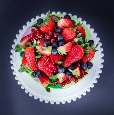 Renkli çilek ve böğürtlenli kek