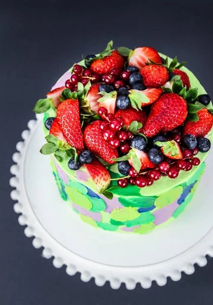 Renkli Çilek Böğürtlenli Kek — Stok fotoğraf