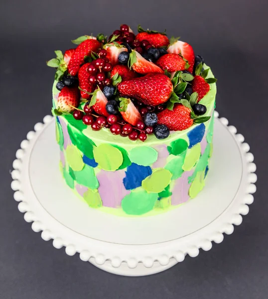 カラフルなイチゴとブルーベリーのケーキ — ストック写真