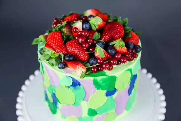 イチゴとブルーベリーの夏のベリーのケーキ — ストック写真