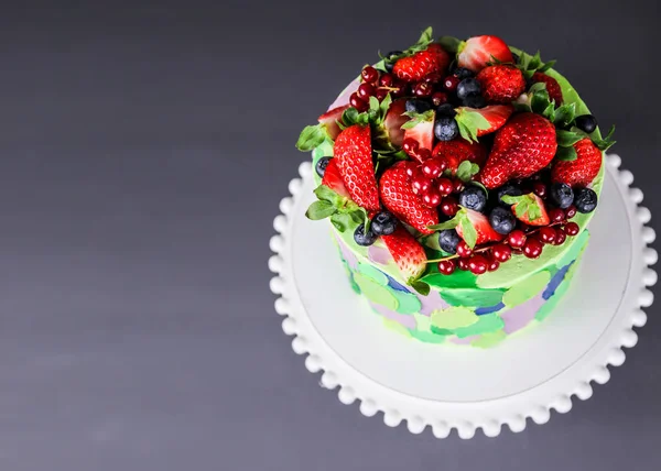 草莓和蓝莓夏季浆果蛋糕 — 图库照片