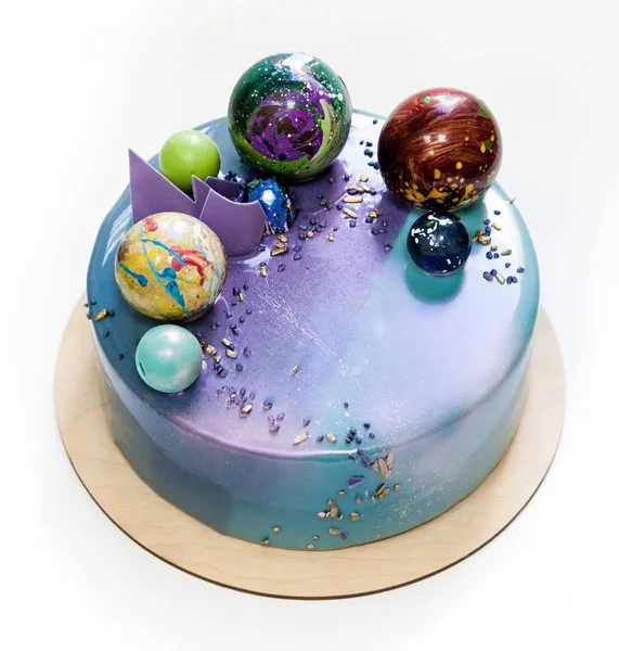 Gateau Moderne En Mousse A La Mode Avec Glacure Miroir En Marbre Bleu Violet Sur Fond Blanc Decor Planete Chocolat Espace Source D Inspiration Stock Photo