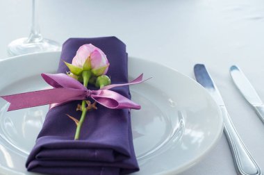 Festival tablo ayarını çiçekli restoranda. Dekor düğün.
