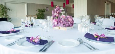 Festival tablo ayarını çiçekli restoranda. Dekor düğün.