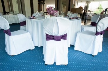 Festival tablo ayarını çiçekli restoranda. Dekor düğün.